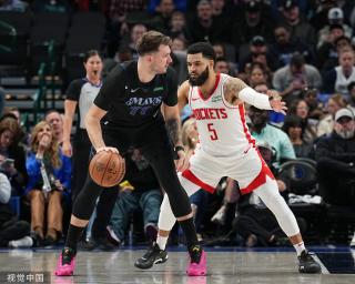 成球衣胸前 成球衣胸前